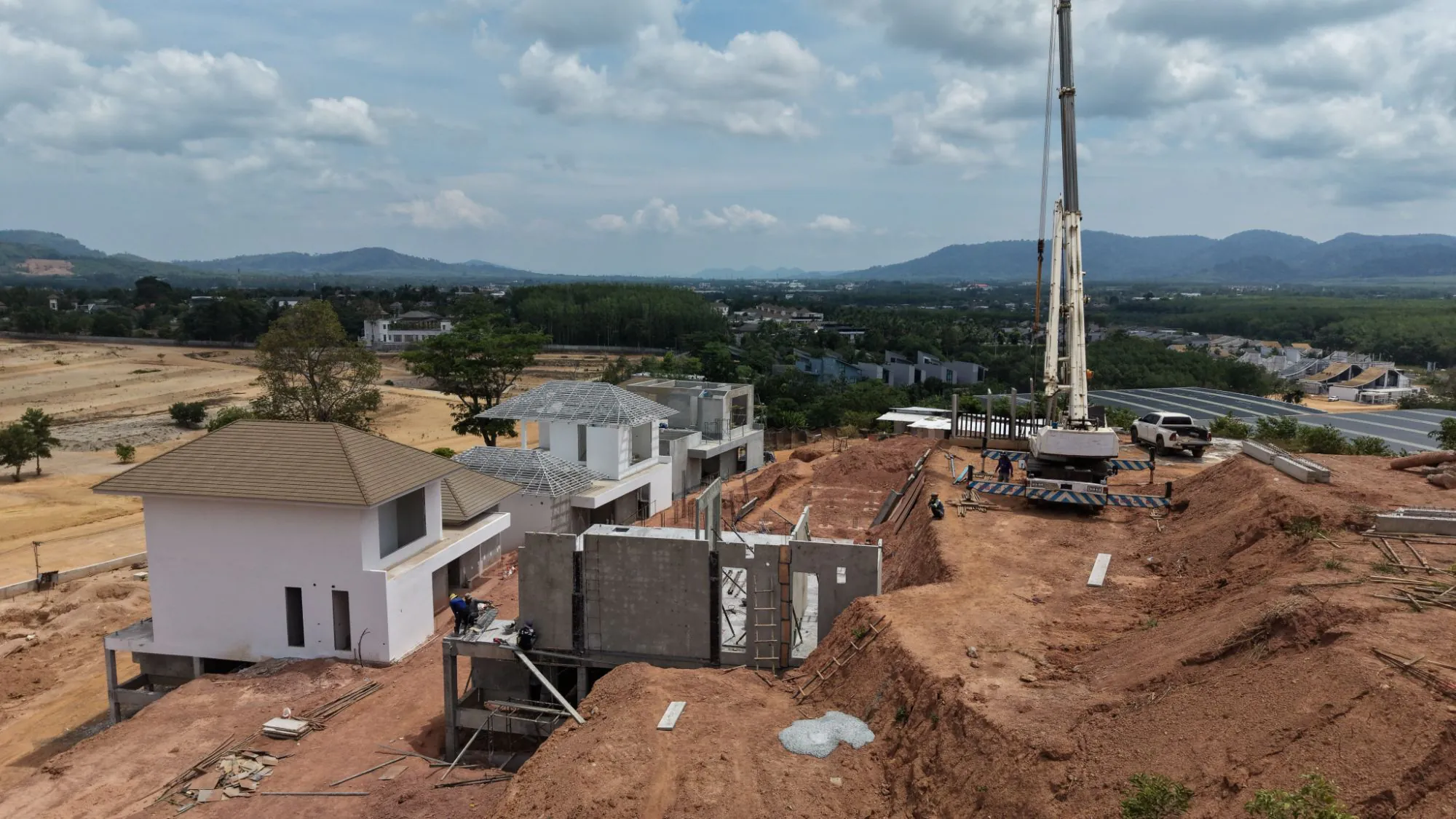 KAHLI Hillside Villas: precast erection on the hillside, mountains in background