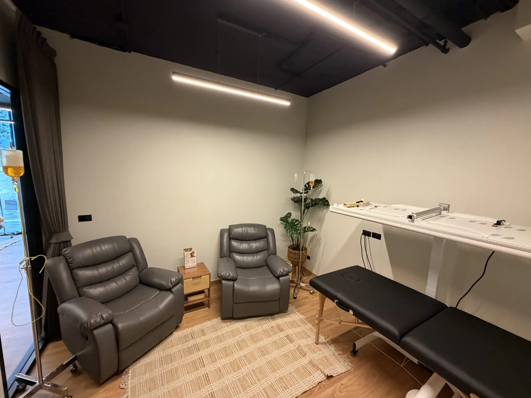 Live More Clinic: treatment room with recliner, IV stand and treatment bed