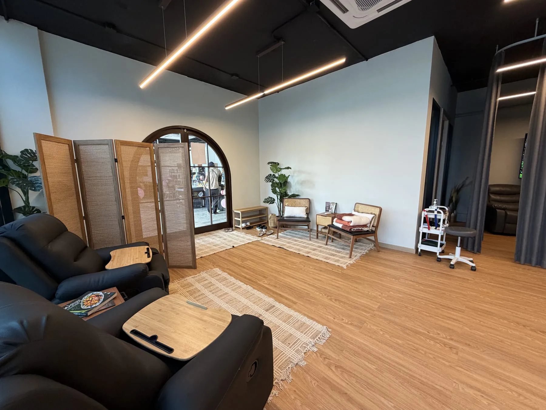 Live More Lifestyle Clinic: wide lounge view